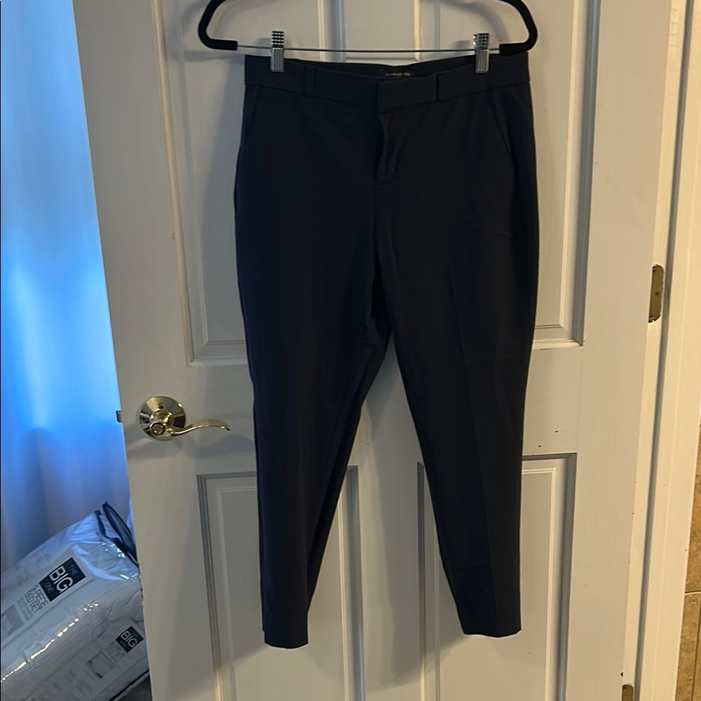 Banana republic Women’s wool and polyester ankle pant. Navy blue. Size 2 short.